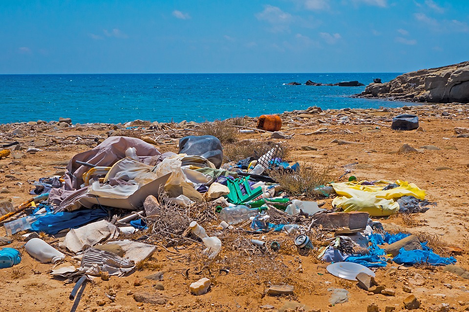 spiaggia inquinata dalla plastica